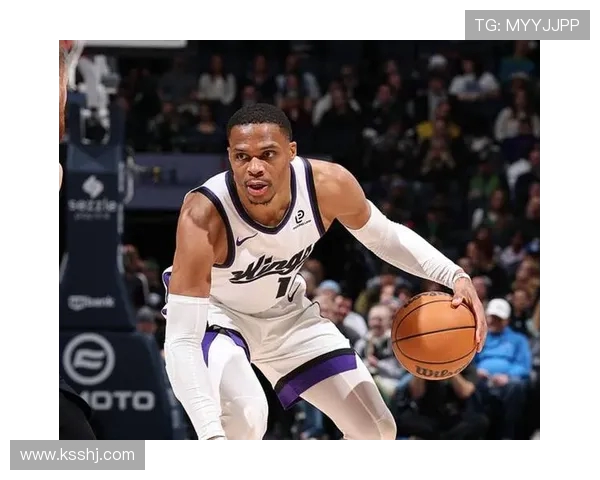 威少送不看人击地背后传球 雷诺精准抛投扳平比分